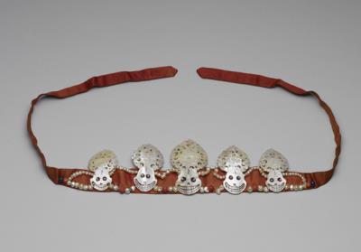 图片[2]-Mother-of-pearl five-Buddha headband with a wooden box, presented to the Qing court in 1792 from the Gurkha Kingdom, Qing dynasty, 18th c., Tibetan work (Originally from the Tashilhunpo Monastery in Shigatse)-China Archive